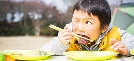子どもがBBQを楽しむ