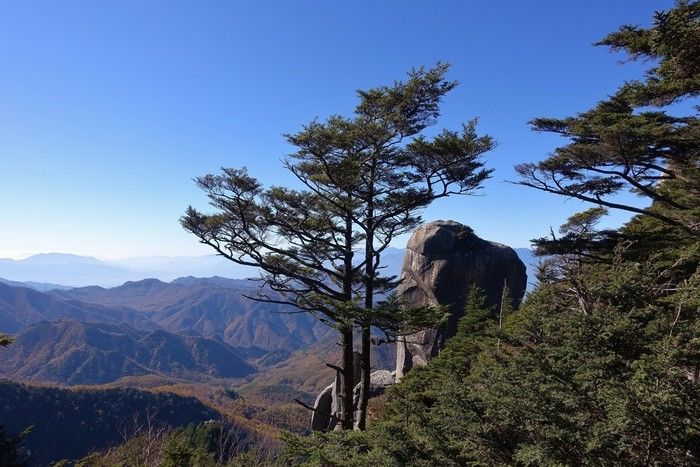 山頂から見る晴天の空