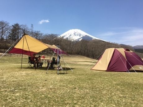 富士山の麓のテントサイトの様子