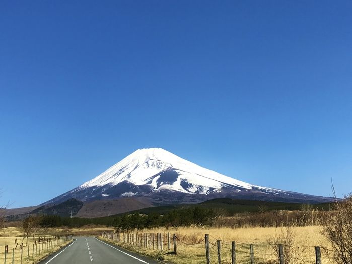 富士山の麓の綺麗な田舎道