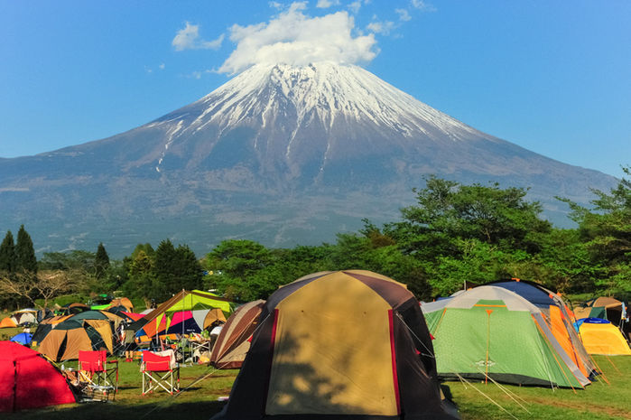 沢山のテントと富士山