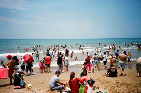海水浴を楽しんでいる人たちの写真