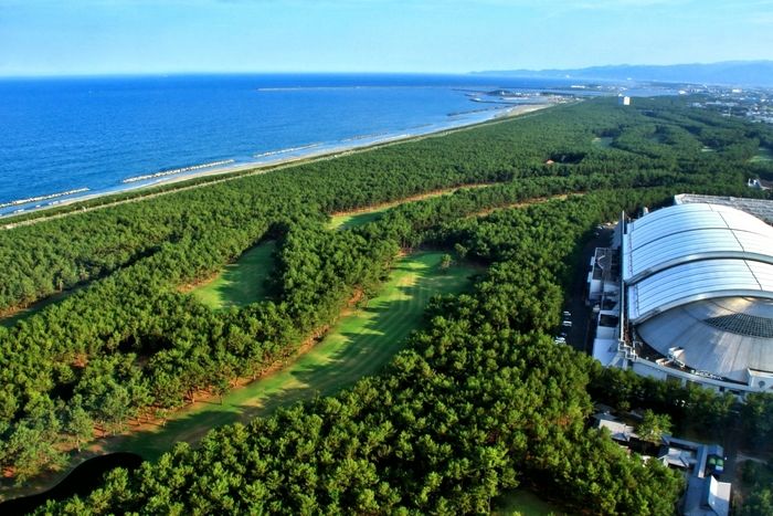 海の近くに綺麗な緑の自然が広がっている写真