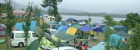 桧原西湖畔オートキャンプ場のテントサイトにテントが貼ってある写真