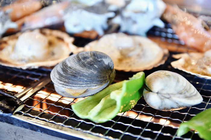 バーベキューで海鮮を焼いている写真