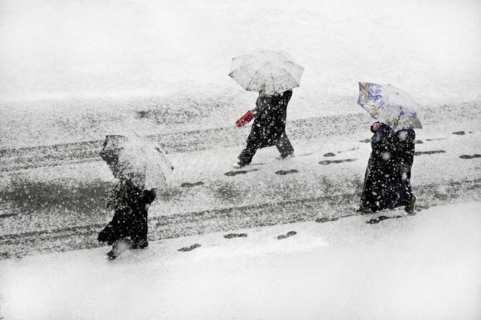 雪の中を歩く人々
