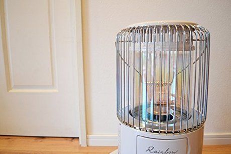 家の中に置いてあるトヨトミの石油ストーブの写真
