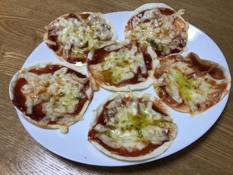 餃子の皮で作ったピザ