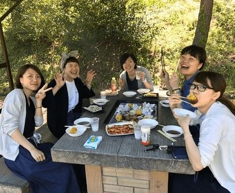バーベキューサイトでバーベキューをしている人たちの写真