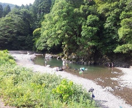 川で遊んでいる人の写真