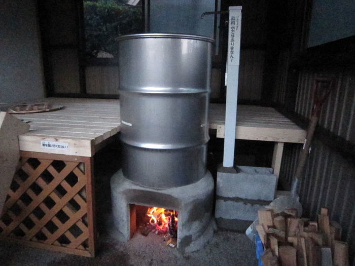 ドラム缶風呂を沸かしている様子の写真