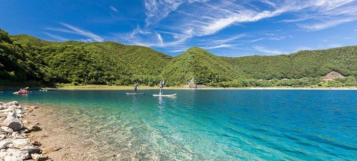 エメラルドグリーンに輝いている湖の写真