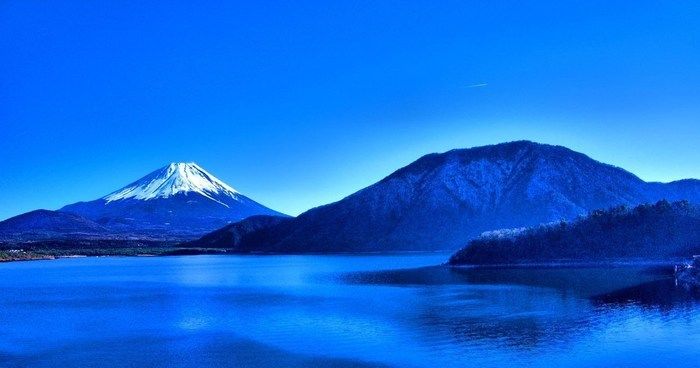 湖越しに見える富士山の写真