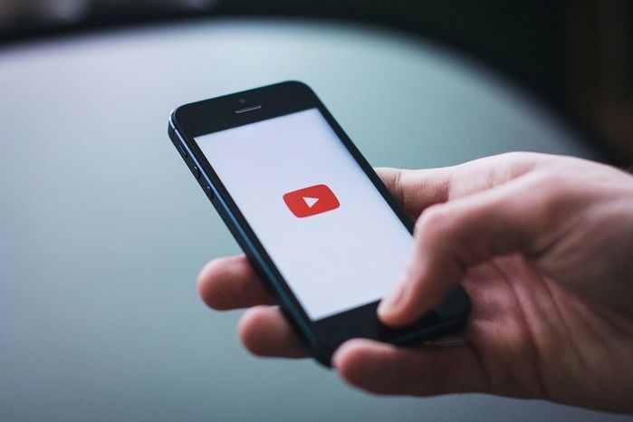 スマホでyoutubeを見ている写真