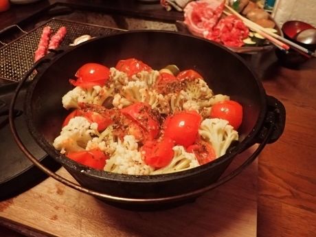ダッチオーブンで食事を作っている様子の写真