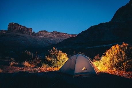 山に貼ってある灯りの付いたテントの写真