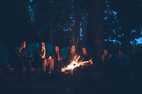 焚き火を囲んで座っている人たちの写真
