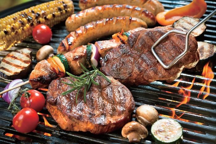 バーベキューで肉やウインナーを焼いている様子