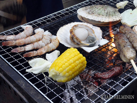 バーベキューで海鮮や野菜を焼いている写真
