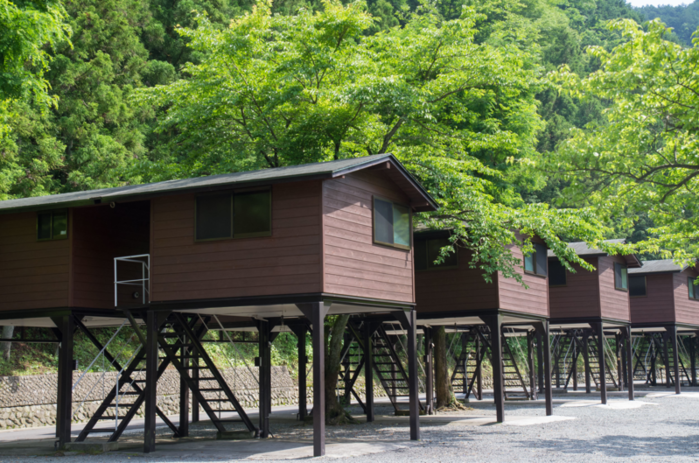 神之川キャンプ場の高床式バンガローの写真