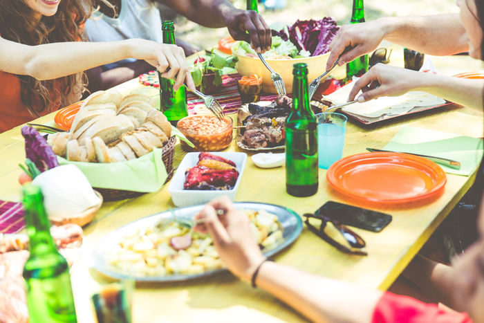テラスで食事をしている人たちの写真