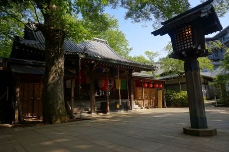 公園内の不動尊の写真