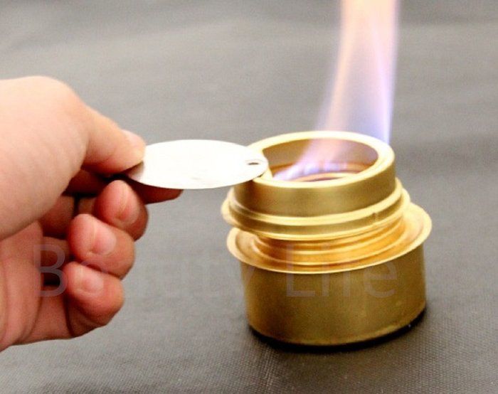 アルコールストーブに火を起こしている様子
