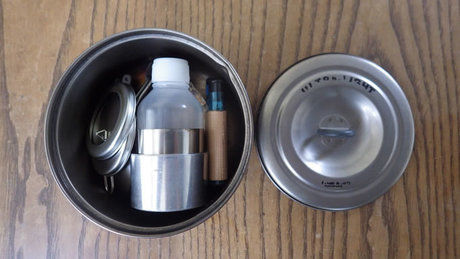 RiverSideRamblerのアルコールストーブを収納している写真