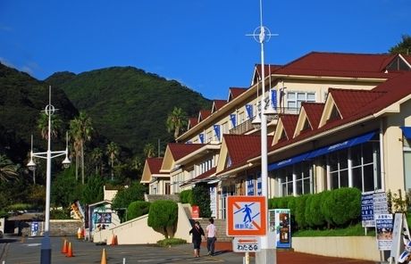 山の麓に立っている建物の写真