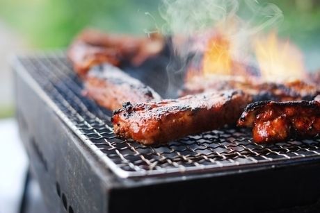 バーベキューで肉を焼いている写真