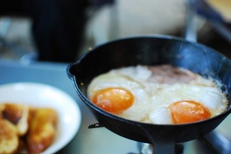 スキレットで目玉焼きを焼いている写真
