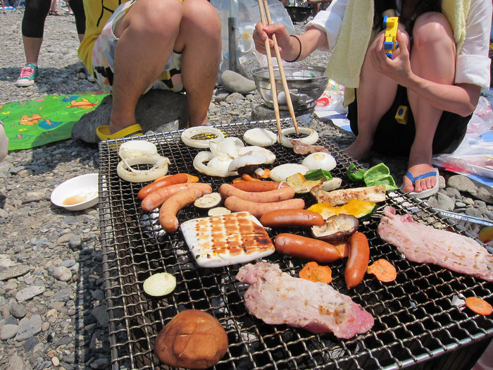 バーベキューの上で焼かれる食材
