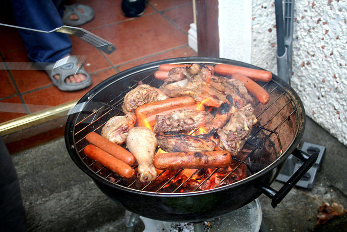 バーベキューコンロの上で焼かれる肉