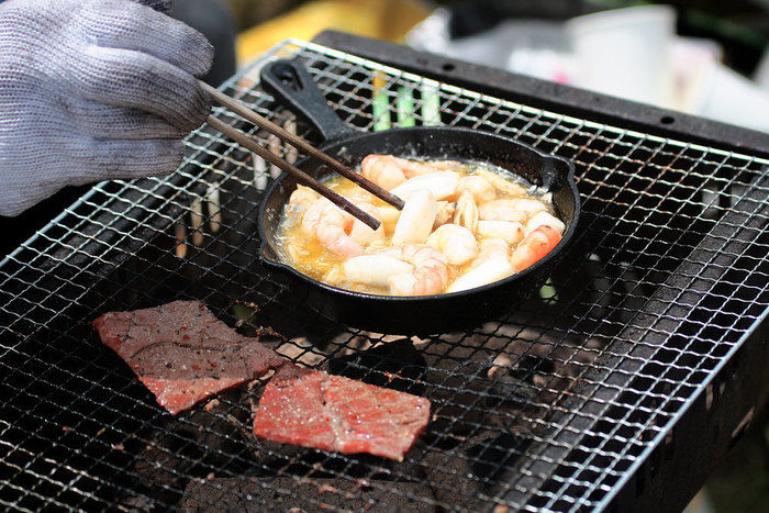 スキレットで海老を炒める様子