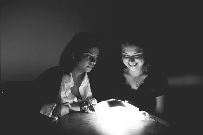 ランタンの光を見ている女性の写真