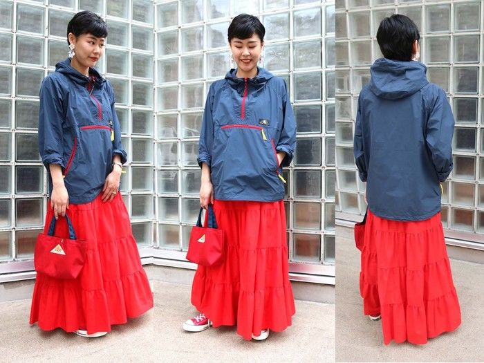 スカートとマウンパを合わせたコーデをしている女性の写真