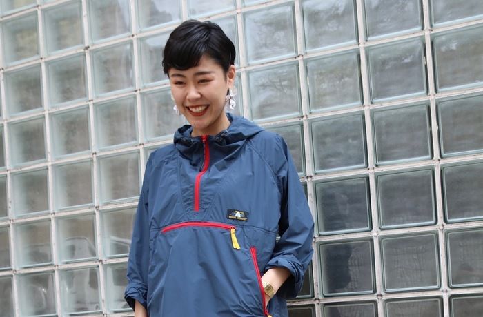 マウンパを着ている女性の写真