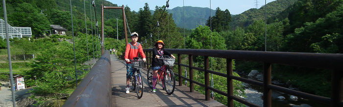 自転車にまたがる子供たち