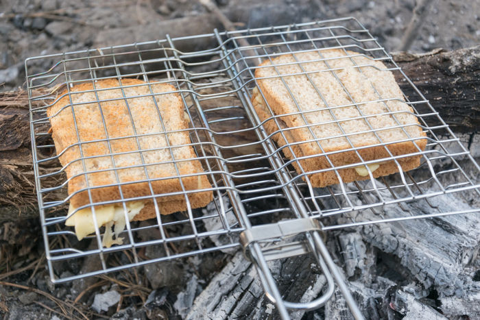 ホットサンドメーカーで挟んで焼いている食パンの写真