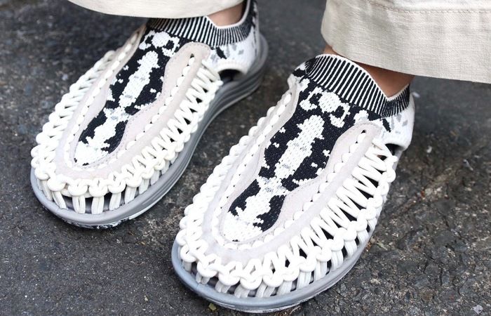KEENのニットアッパーのシューズの写真