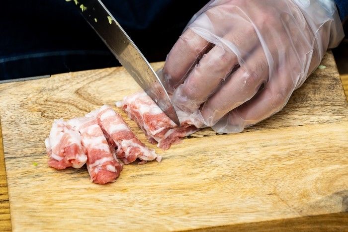 肉を切っている写真
