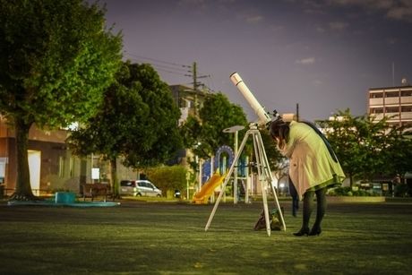 望遠鏡を覗く女性