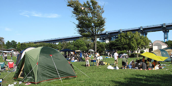 若洲海浜公園のキャンプ場の様子
