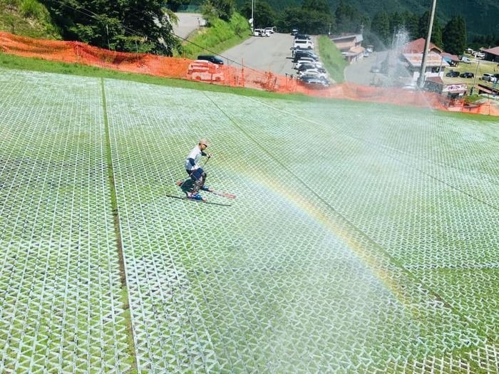 若杉高原おおやキャンプ場の夏スキー風景