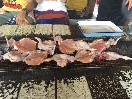 BBQで鶏肉を焼く様子