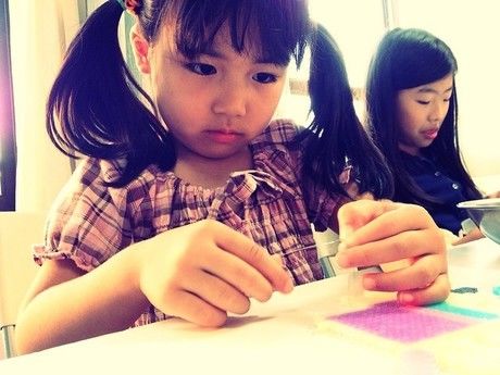 もやい結びをする子供
