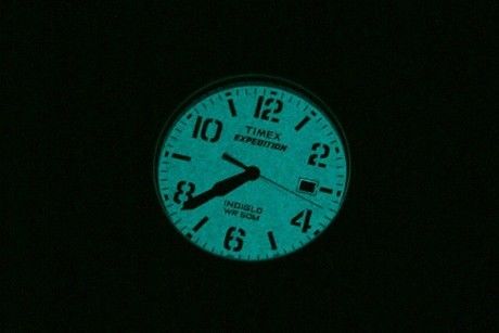 timexの時計が光る様子