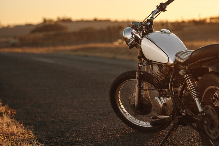 勇気に当たっているバイクの写真