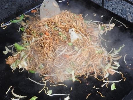 バーベキューで調理した焼きそば