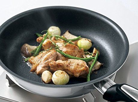 フライパンで料理をする様子